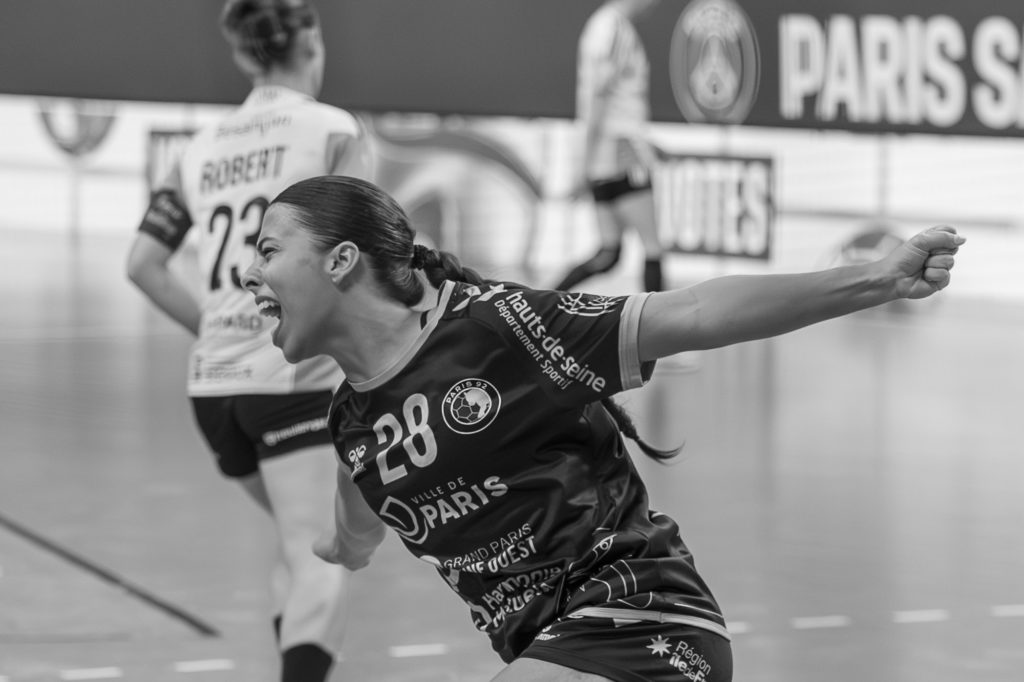 Léa Ballureau célébrant son but lors du match Paris 92 vs Besançon