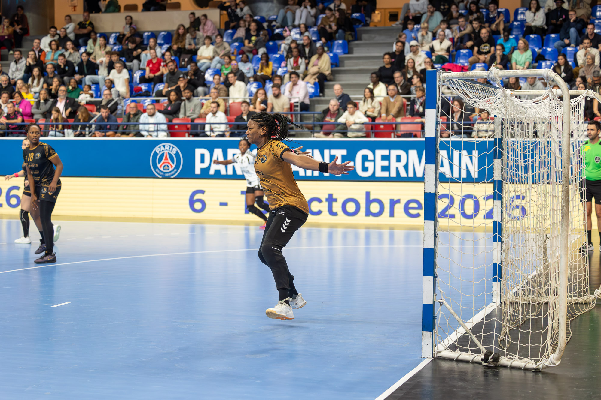 Julie Foggea joueuse de Paris 92 devant ses cages lors du match Paris 92 vs Besançon